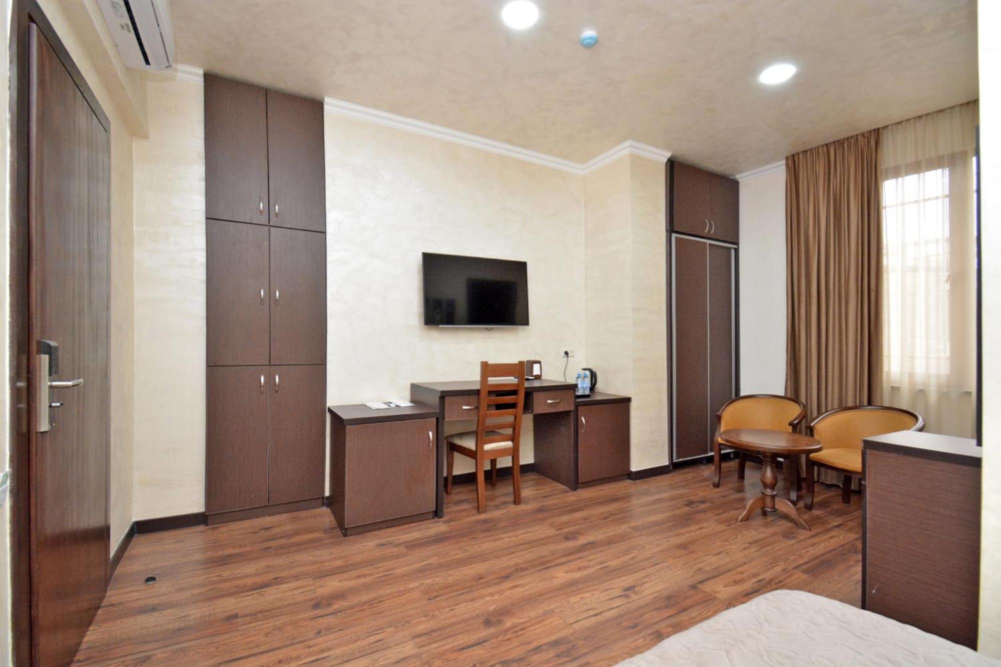 Partez Hotel Yerevan Exterior photo
